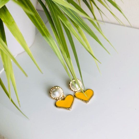 🟢3/$25 | Statement heart earrings - Picture 2 of 4